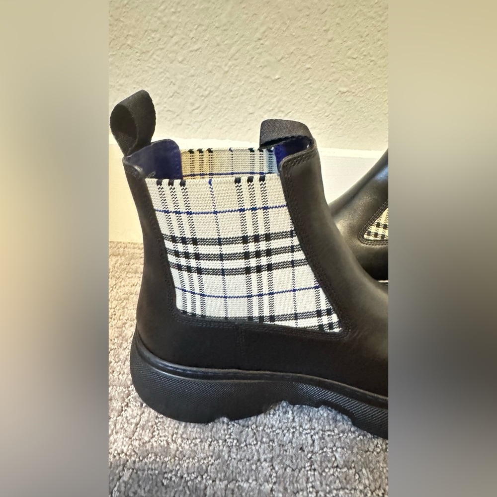 💰⬇️BURBERRY Black Leather Chelsea Boot with Blue Plaid Accent Men’s EU 45 - Picture 12 of 16